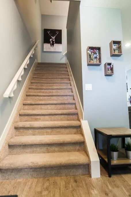 Modern Home - King Bed - Garage - Long Stays Edmonton