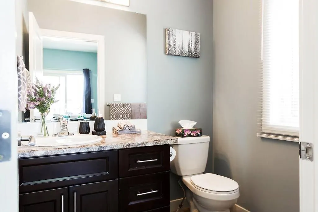 Lejlighed Modern Home - King Bed - Garage - Long Stays Edmonton