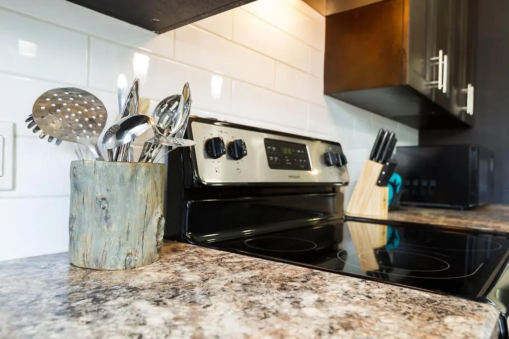 Modern Home - King Bed - Garage - Long Stays Edmonton