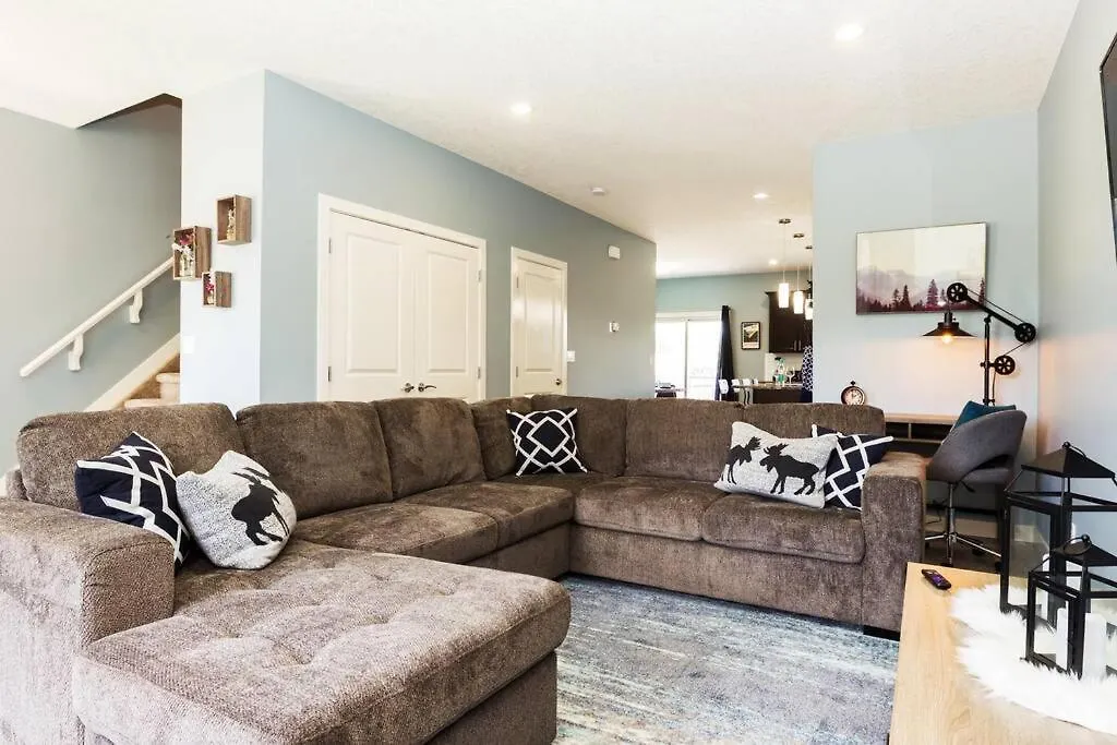 אדמונטון Modern Home - King Bed - Garage - Long Stays קנדה