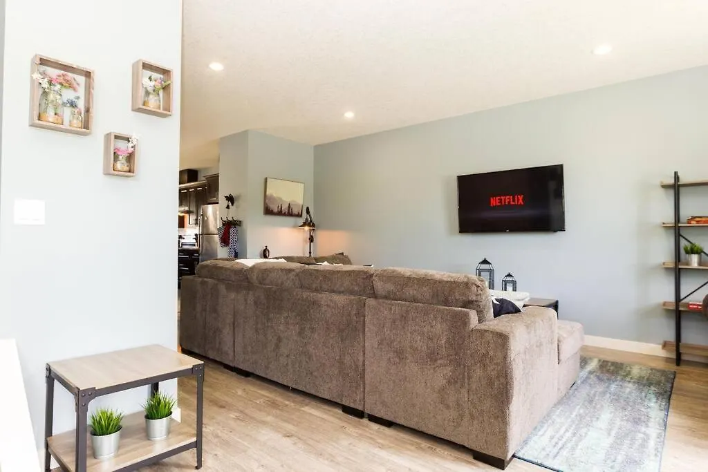 אדמונטון Modern Home - King Bed - Garage - Long Stays קנדה