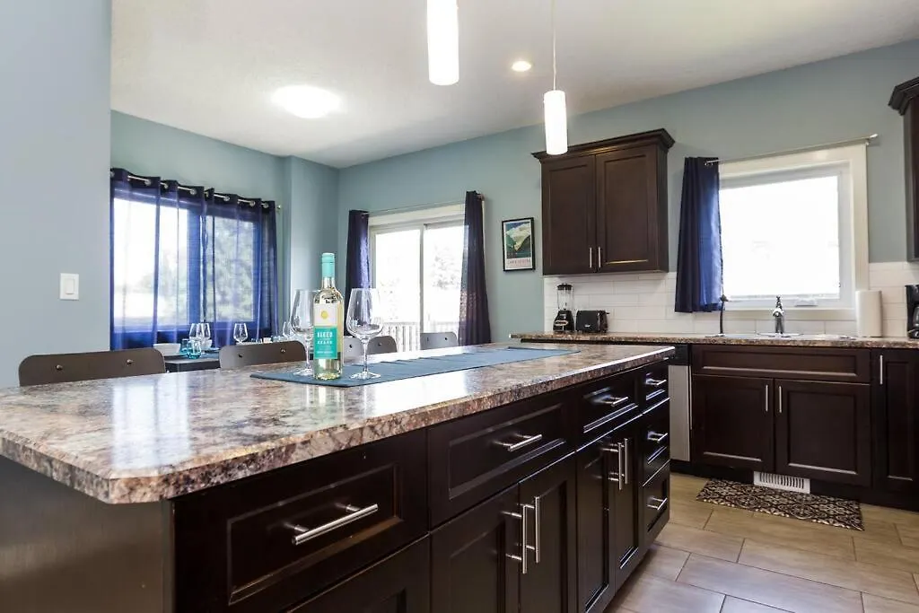אדמונטון Modern Home - King Bed - Garage - Long Stays קנדה
