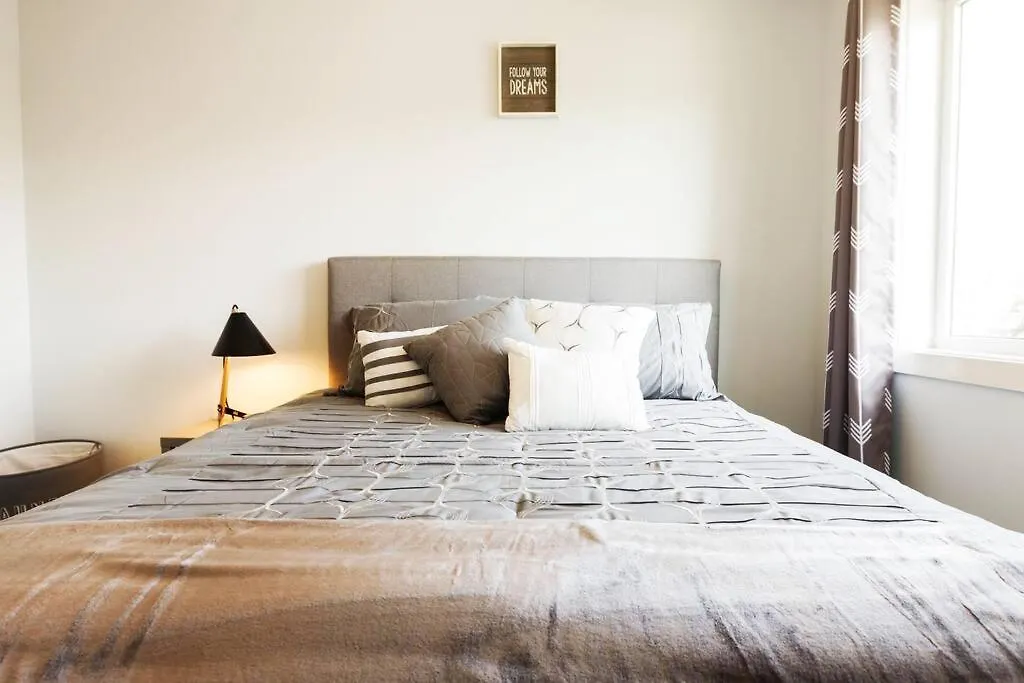אדמונטון Modern Home - King Bed - Garage - Long Stays דירה