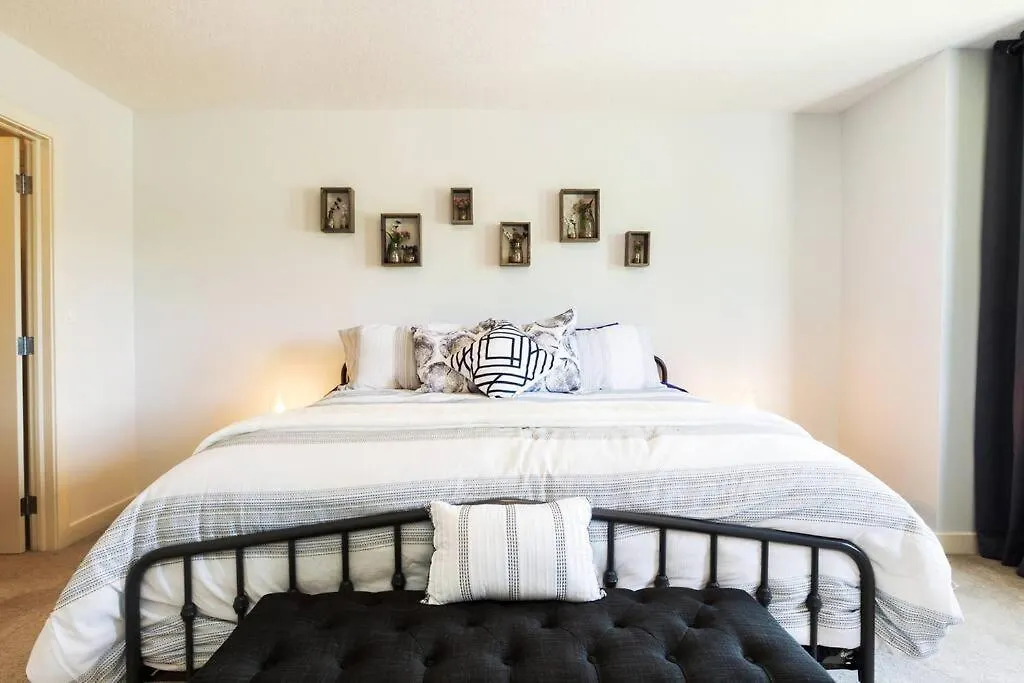 אדמונטון Modern Home - King Bed - Garage - Long Stays