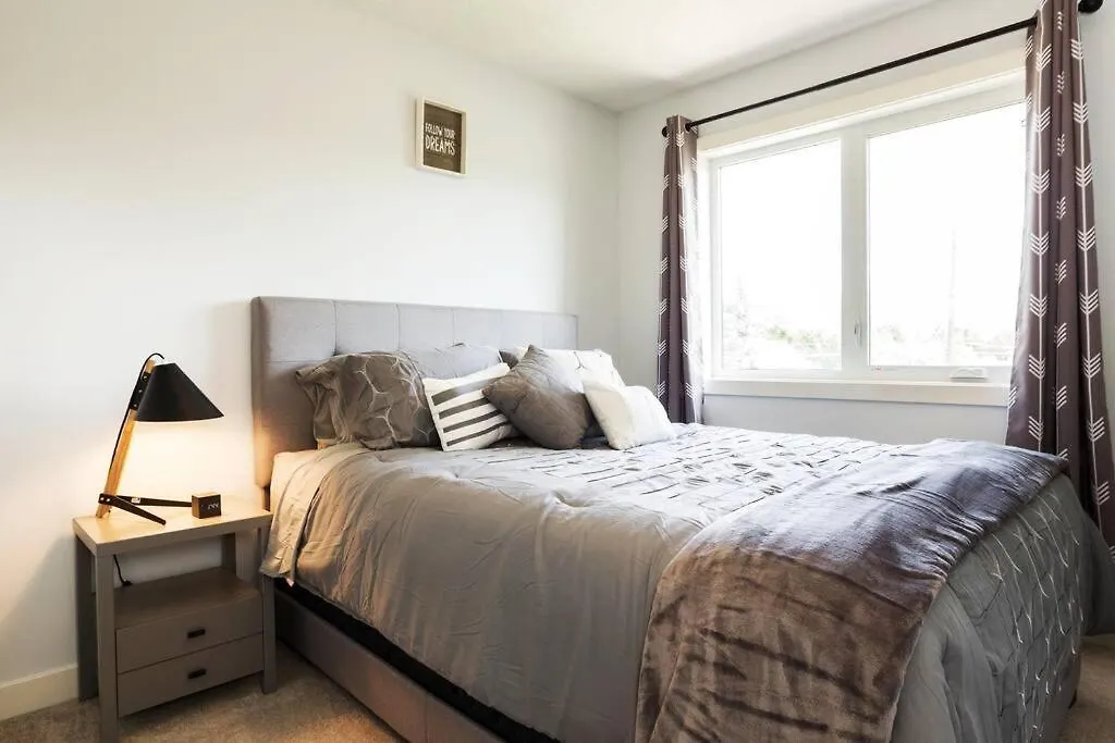 דירה אדמונטון Modern Home - King Bed - Garage - Long Stays